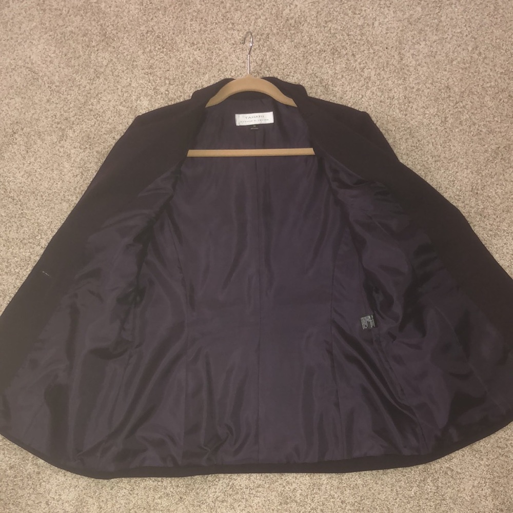Tahari Ladies Blazer - Picture 8 of 8